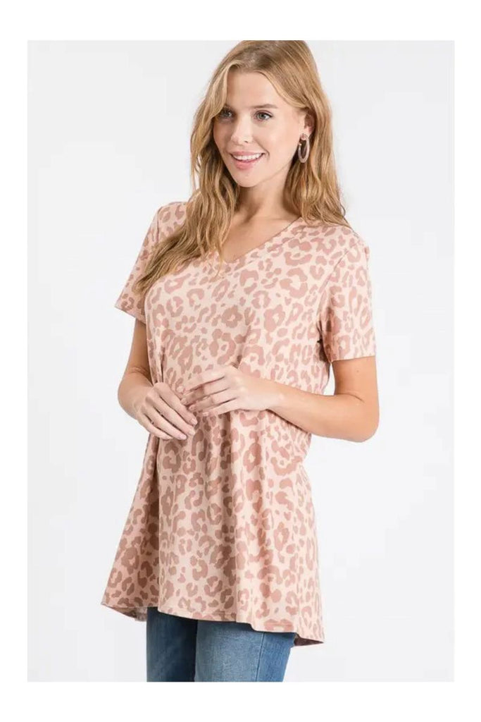 Women’s Animal-Print V-Neck Tee – Relaxed Fit Short-Sleeve Top with Curved Hem