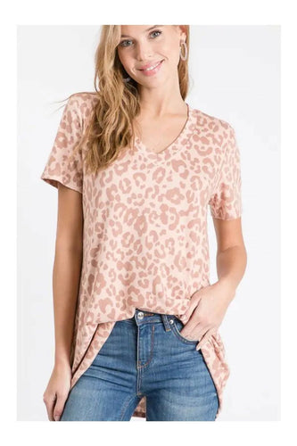 Women’s Animal-Print V-Neck Tee – Relaxed Fit Short-Sleeve Top with Curved Hem