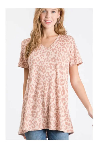 Women’s Animal-Print V-Neck Tee – Relaxed Fit Short-Sleeve Top with Curved Hem