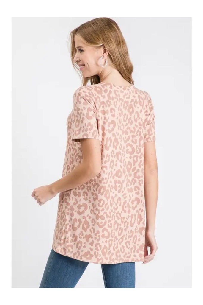 Women’s Animal-Print V-Neck Tee – Relaxed Fit Short-Sleeve Top with Curved Hem